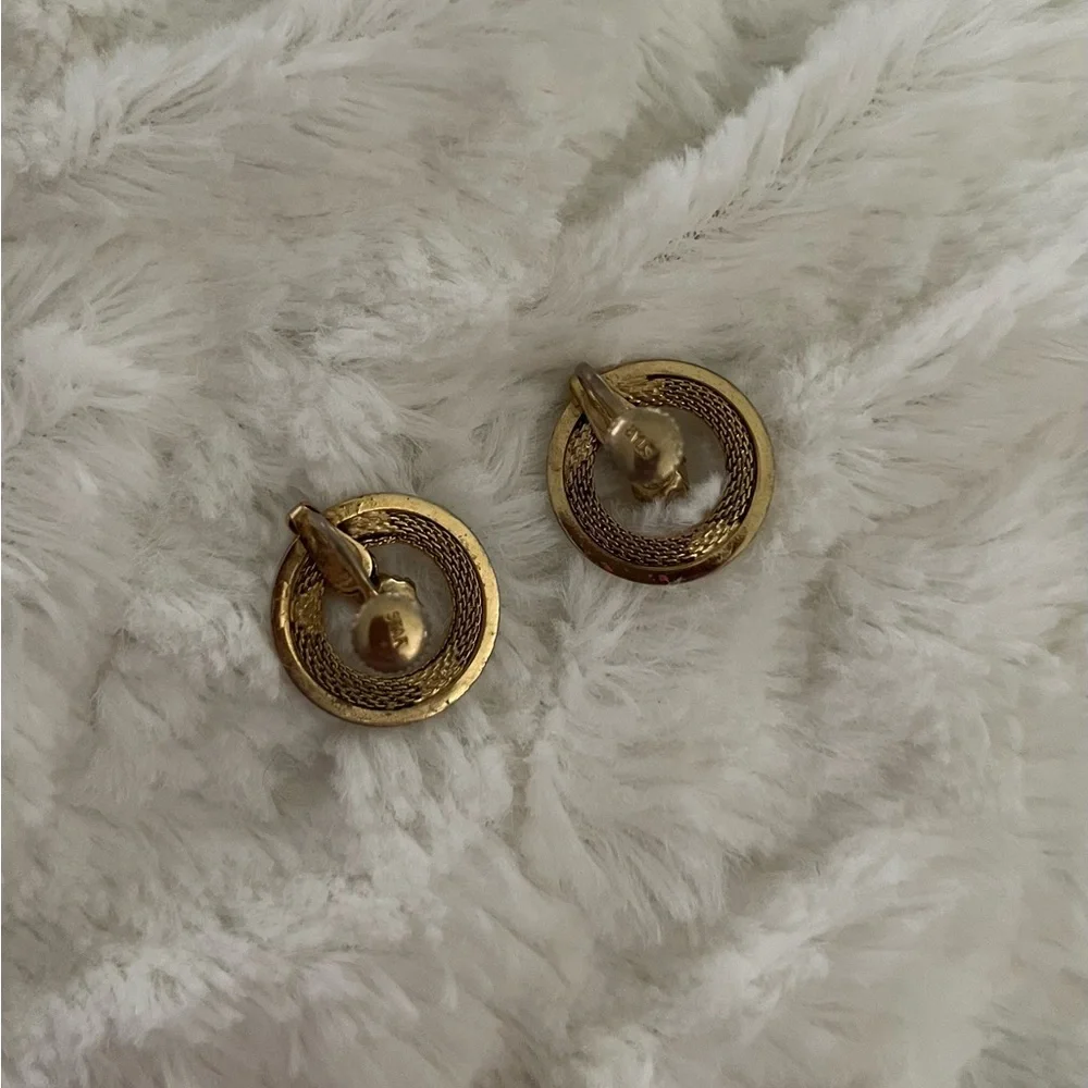 Vintage Gold tone and Simulated Pearl Screw on earrings - Picture 3 of 5